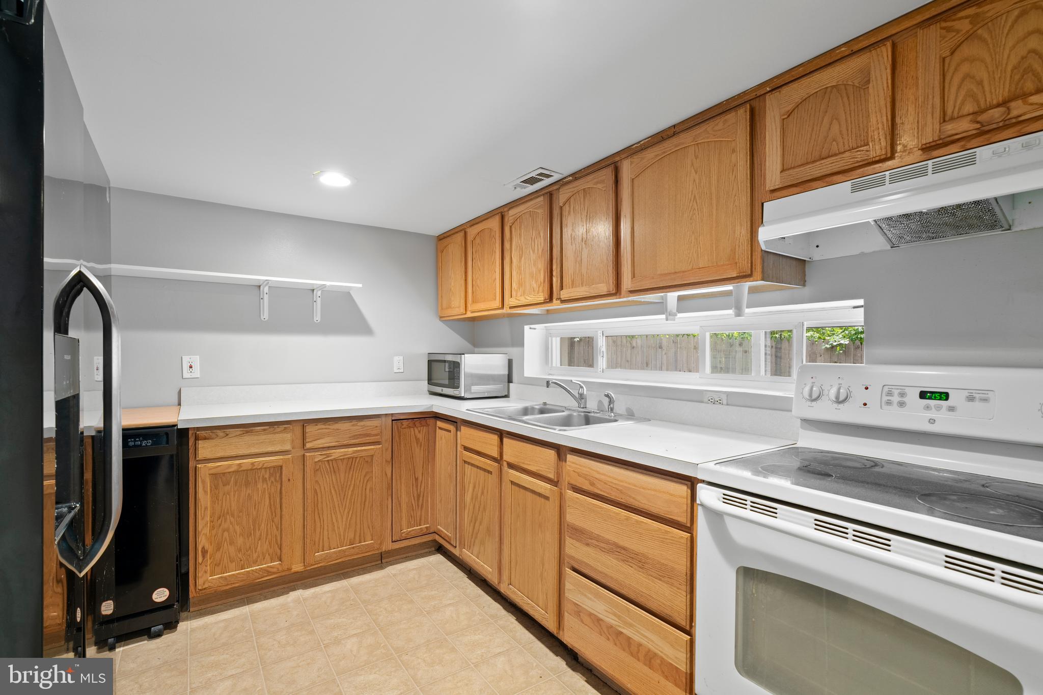 285 THOMPSON AVENUE E