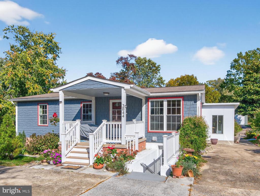 2044 ORCHARD AVENUE