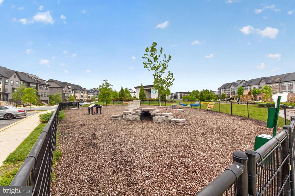 7706 RED MOON WAY