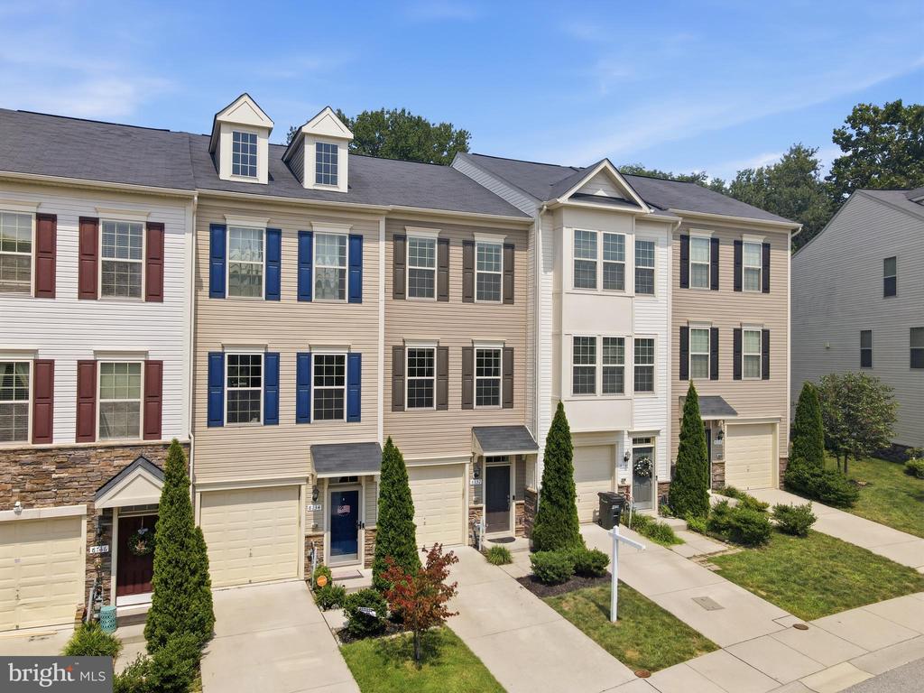 8132 HOLLOW COURT