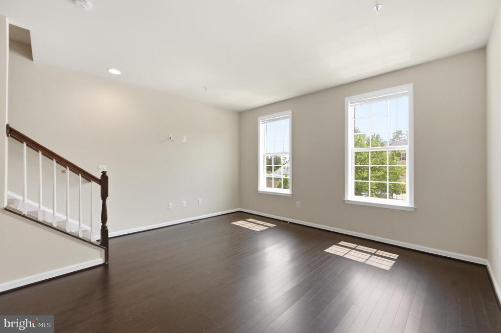 8132 HOLLOW COURT