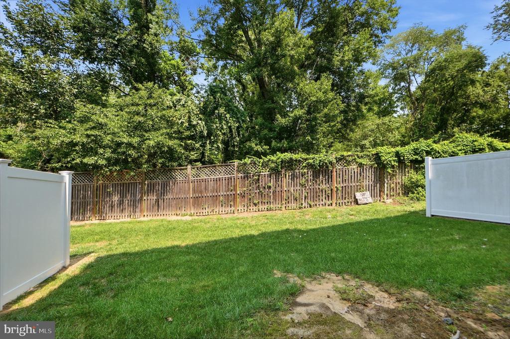 8132 HOLLOW COURT