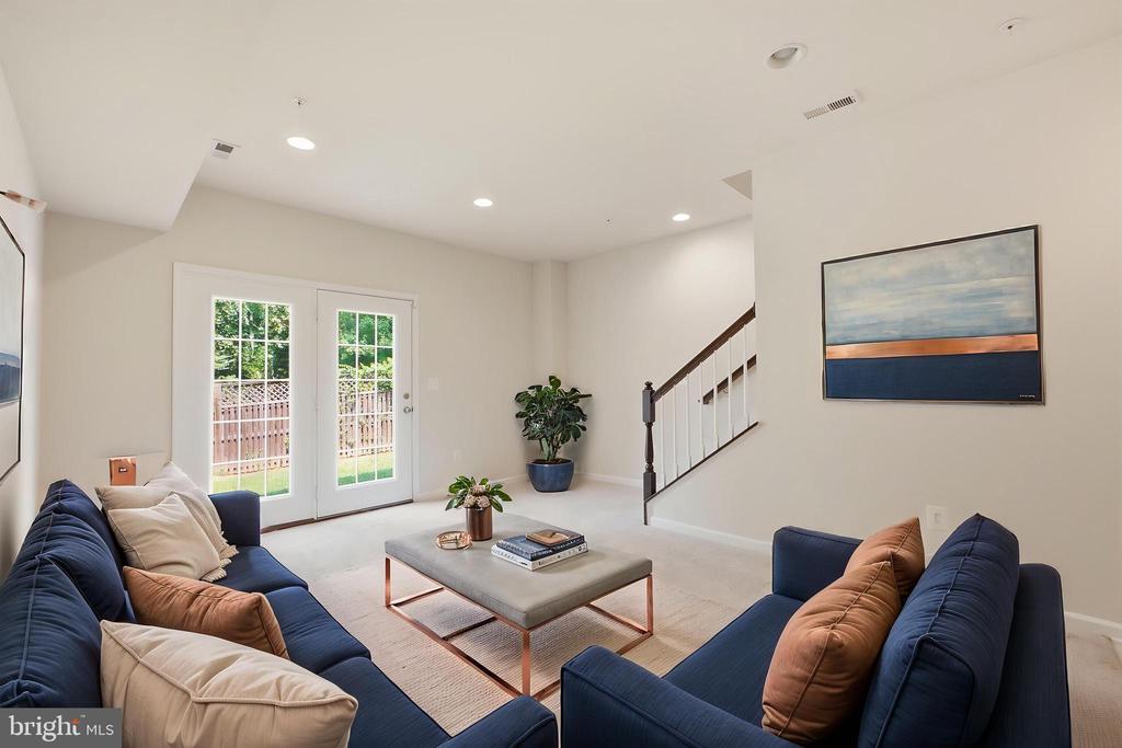8132 HOLLOW COURT