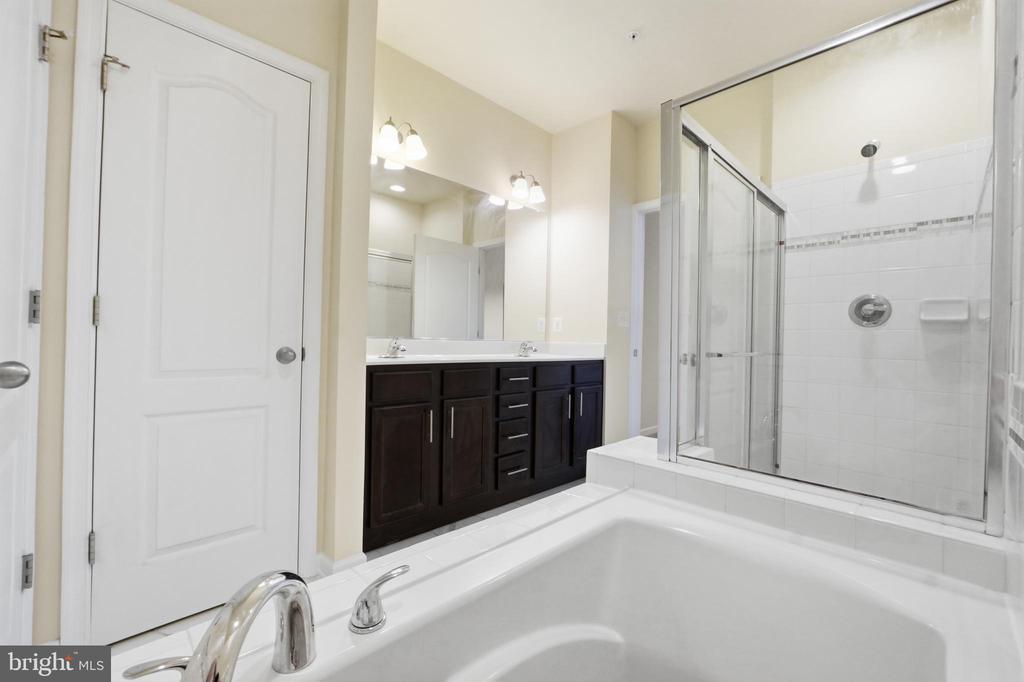 8132 HOLLOW COURT