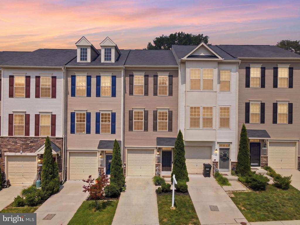 8132 HOLLOW COURT