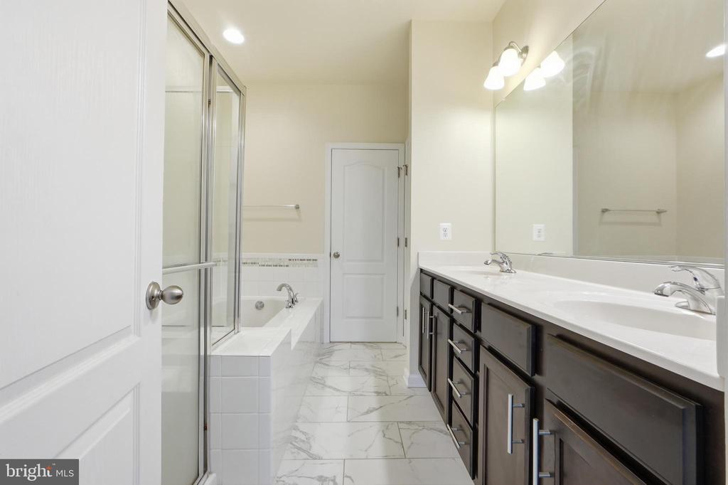 8132 HOLLOW COURT
