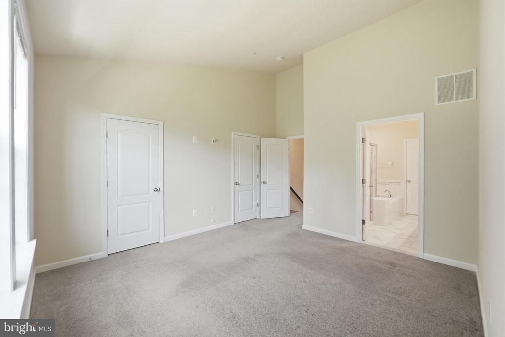 8132 HOLLOW COURT