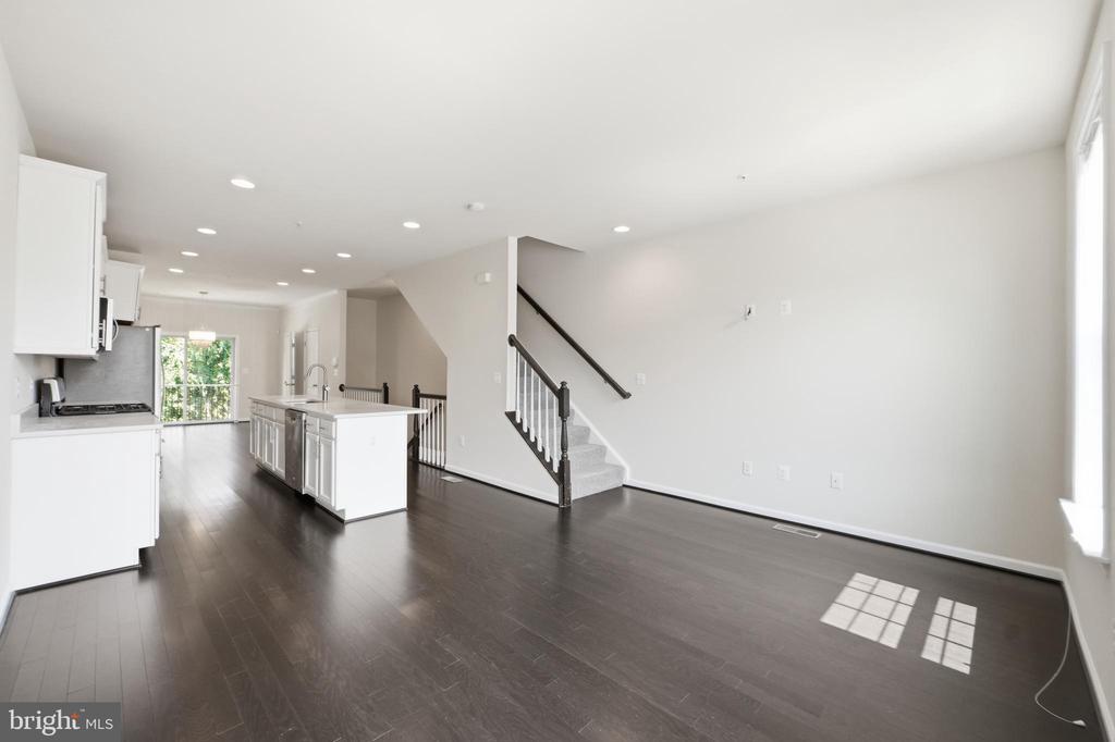 8132 HOLLOW COURT