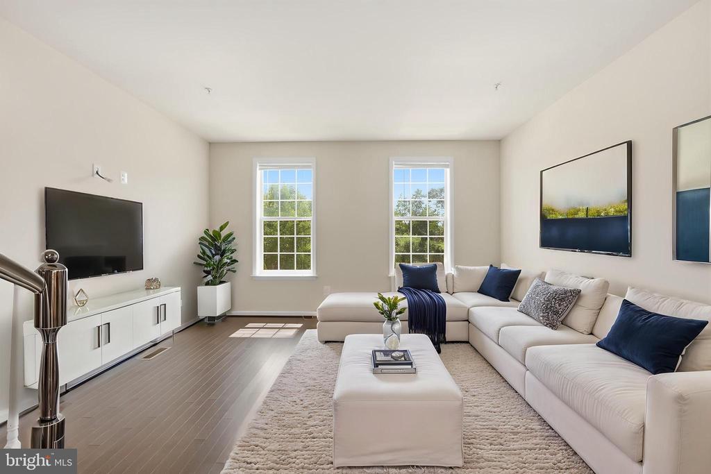 8132 HOLLOW COURT