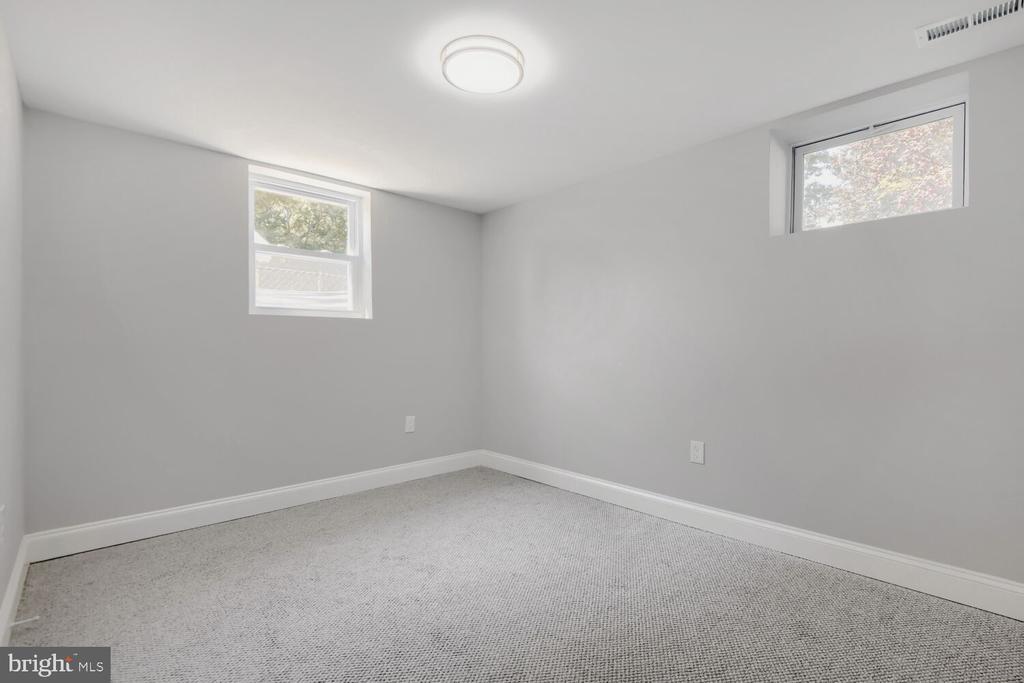 696 W MAPLE ROAD