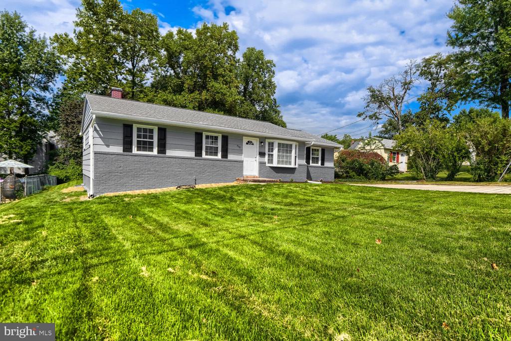 696 W MAPLE ROAD