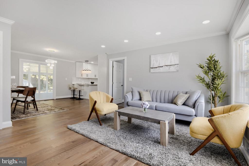 696 W MAPLE ROAD