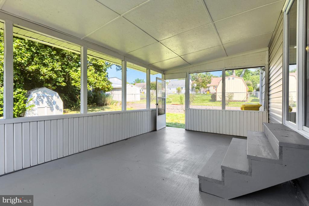 696 W MAPLE ROAD