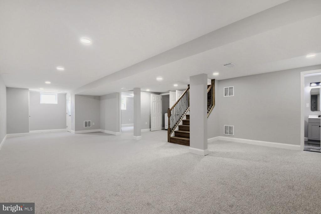 696 W MAPLE ROAD