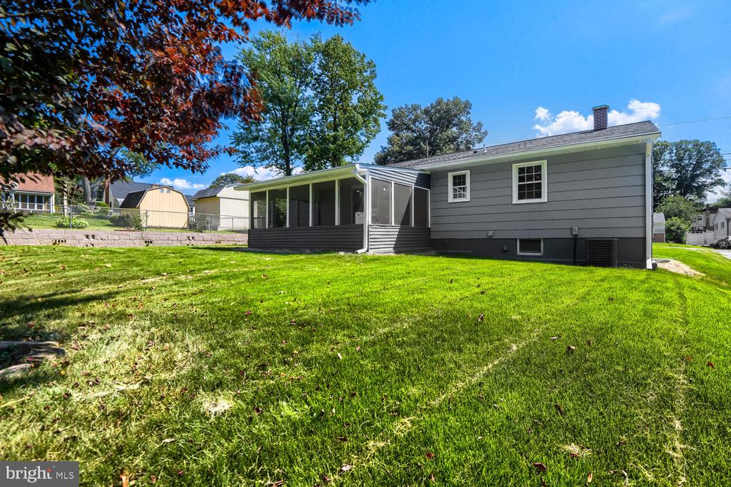 696 W MAPLE ROAD
