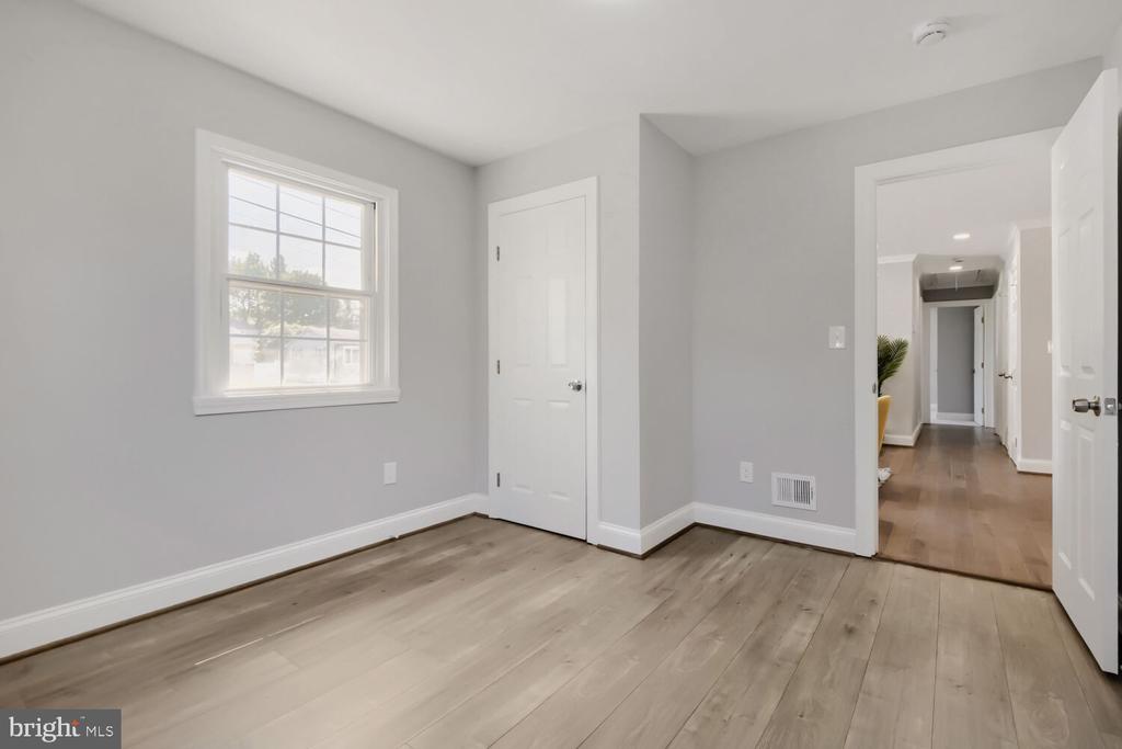 696 W MAPLE ROAD