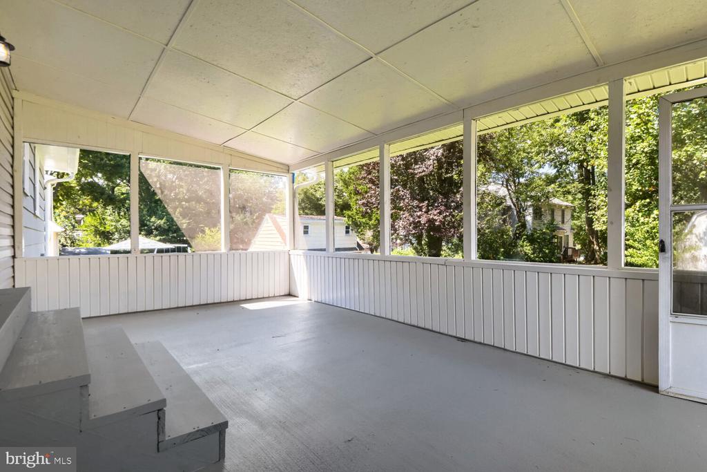 696 W MAPLE ROAD