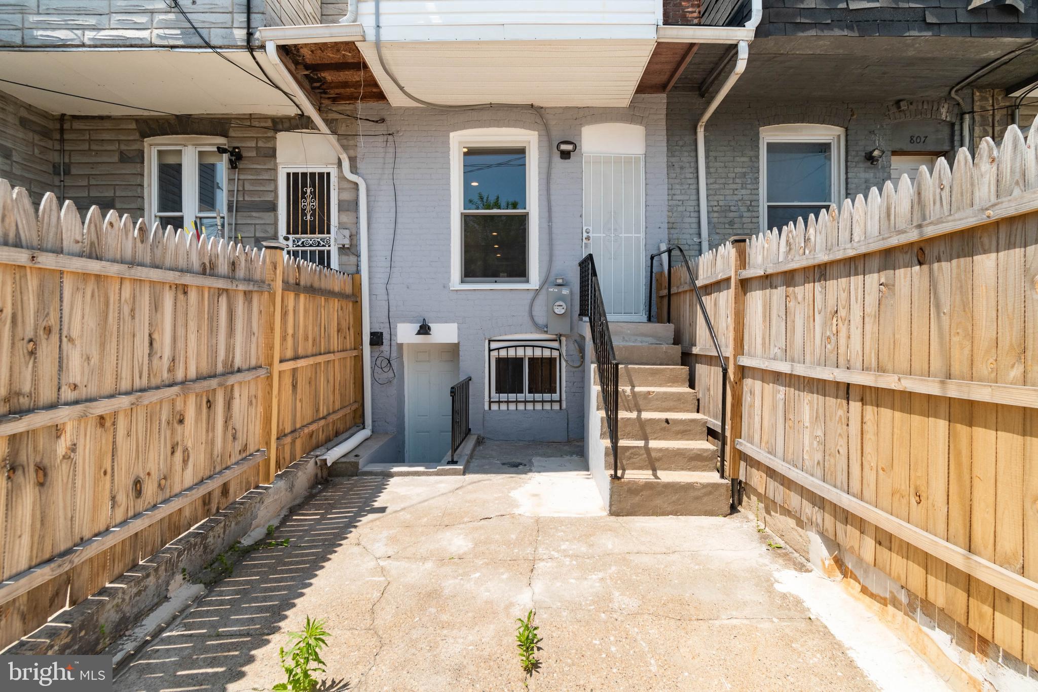 805 N ROSE STREET