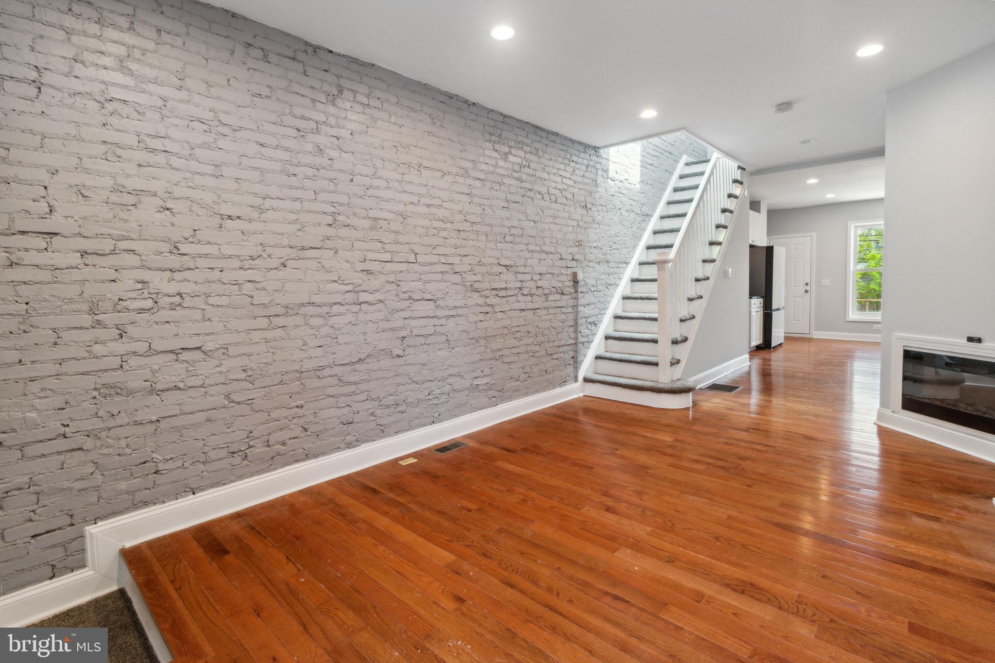 805 N ROSE STREET