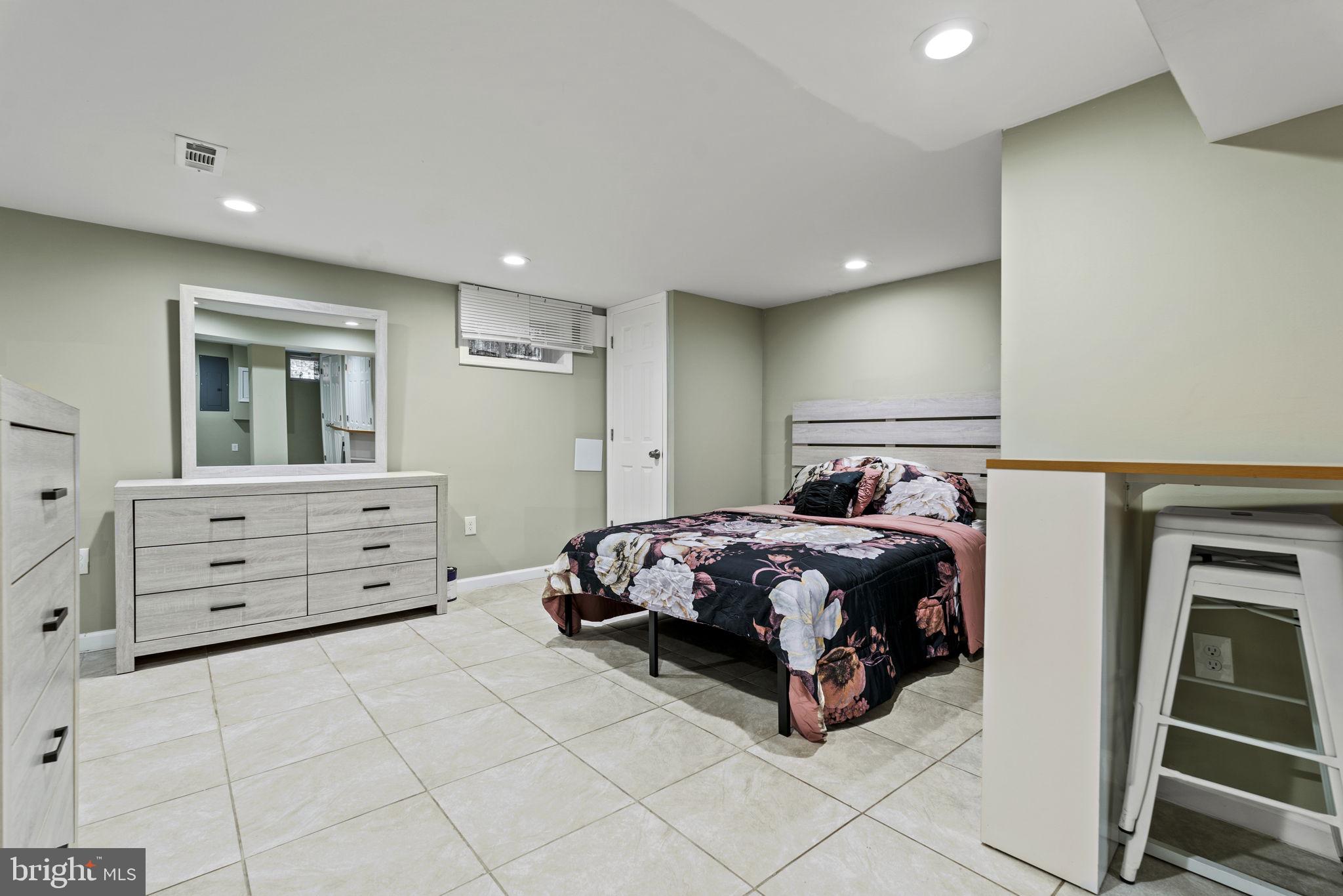 3709 RAVENWOOD AVENUE