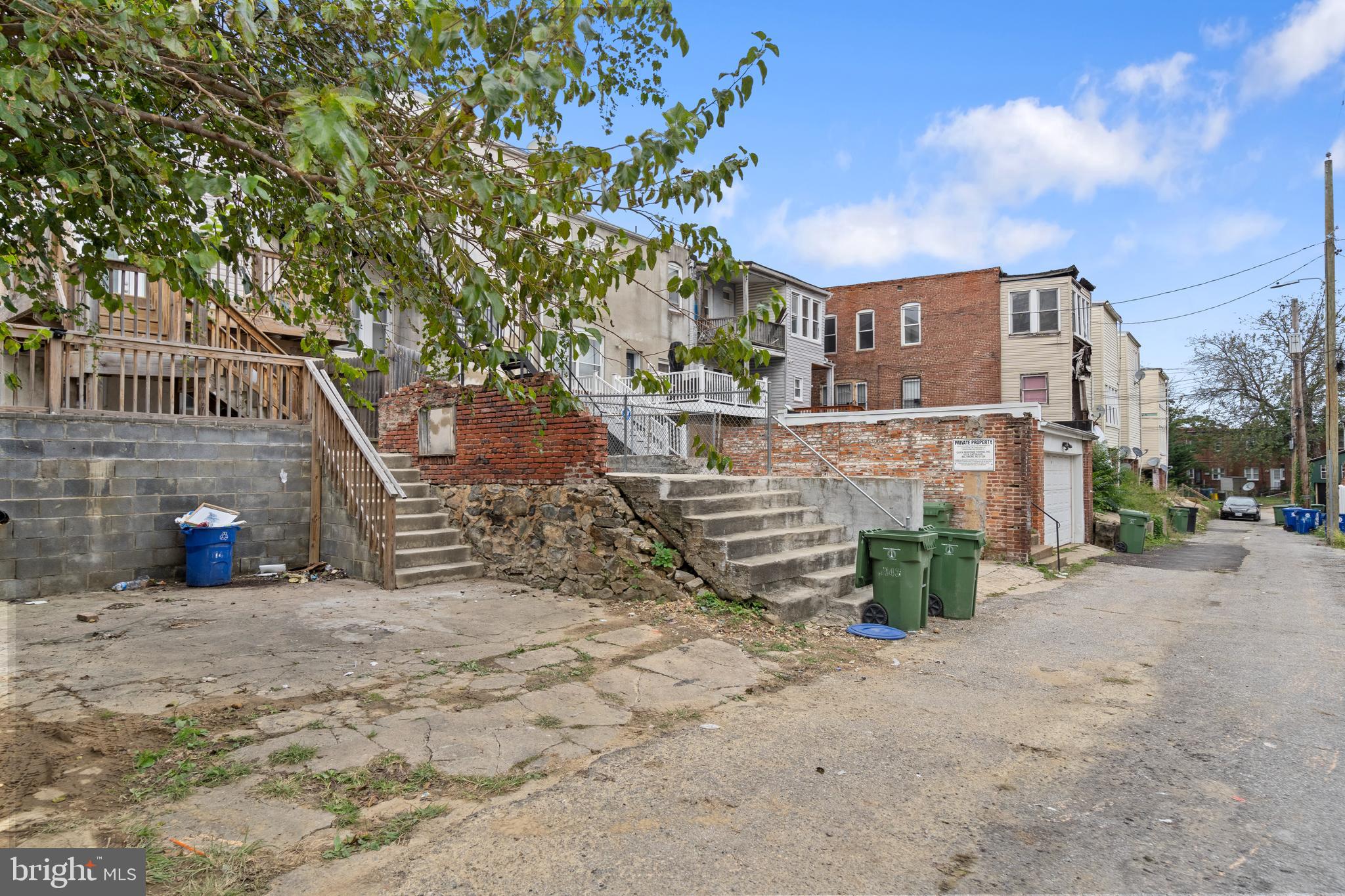 943 BROOKS LANE
