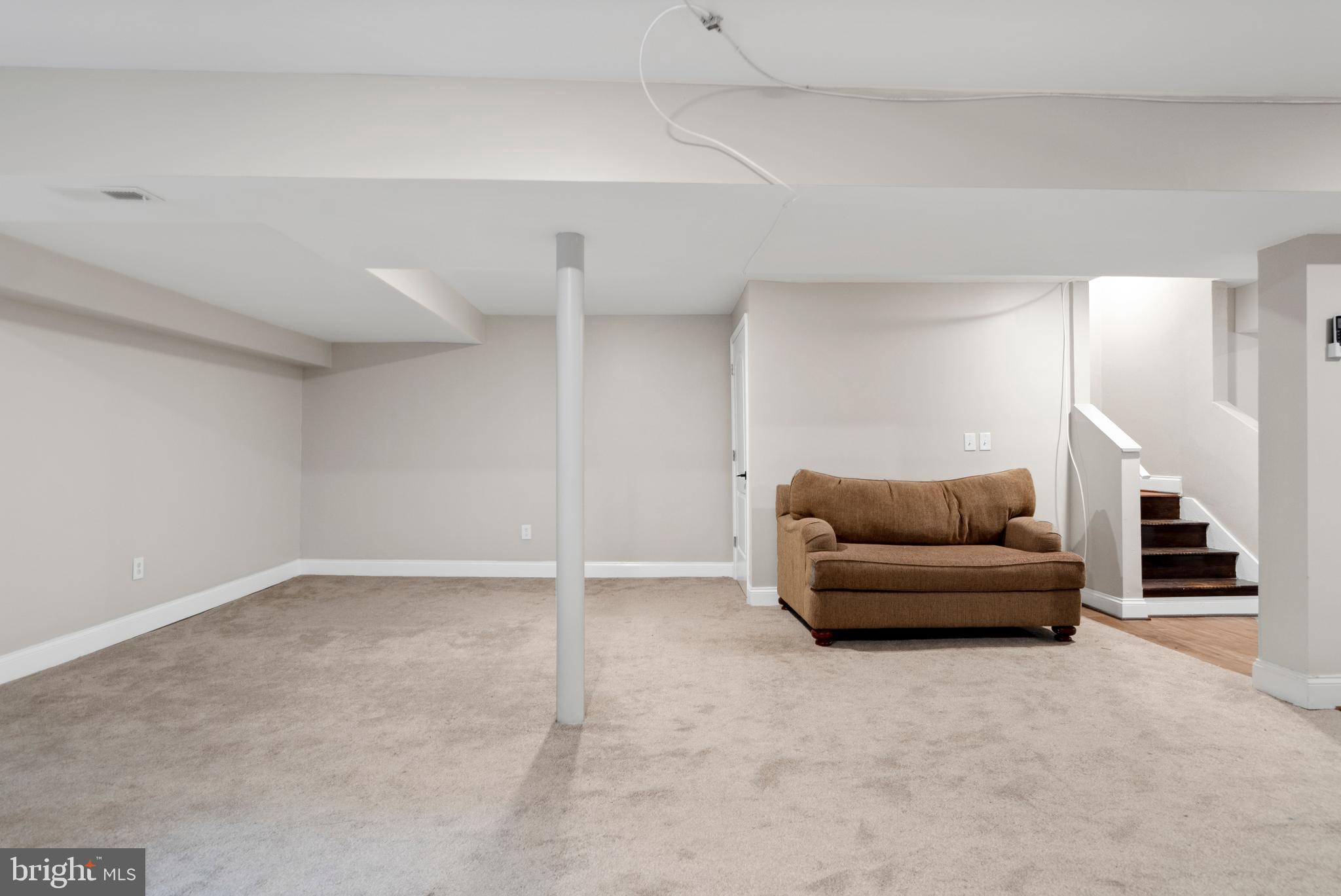 943 BROOKS LANE