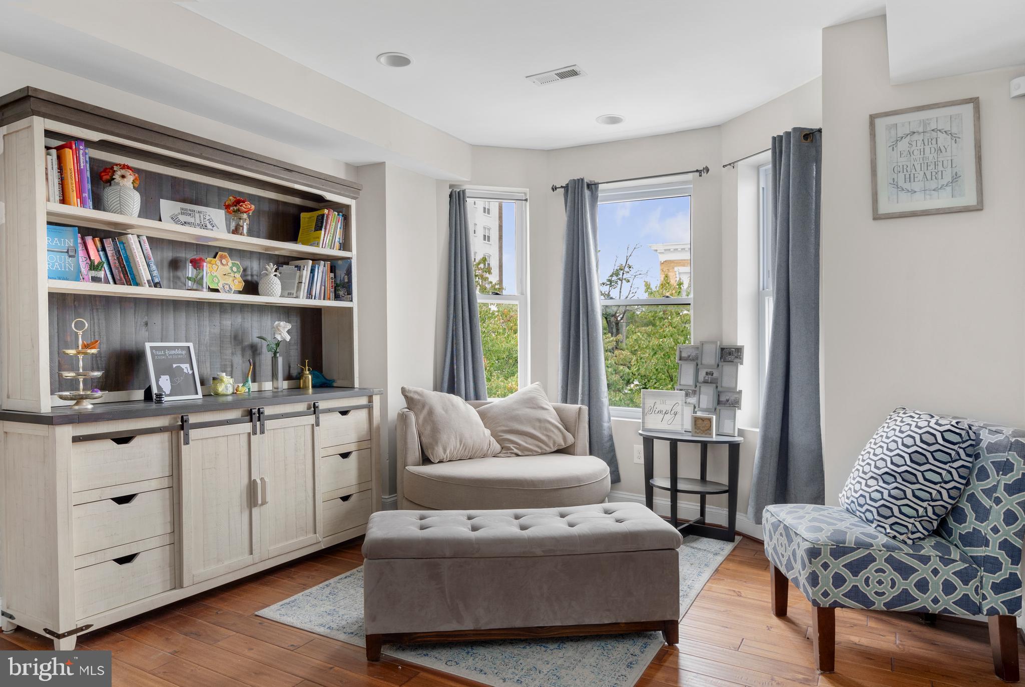 943 BROOKS LANE