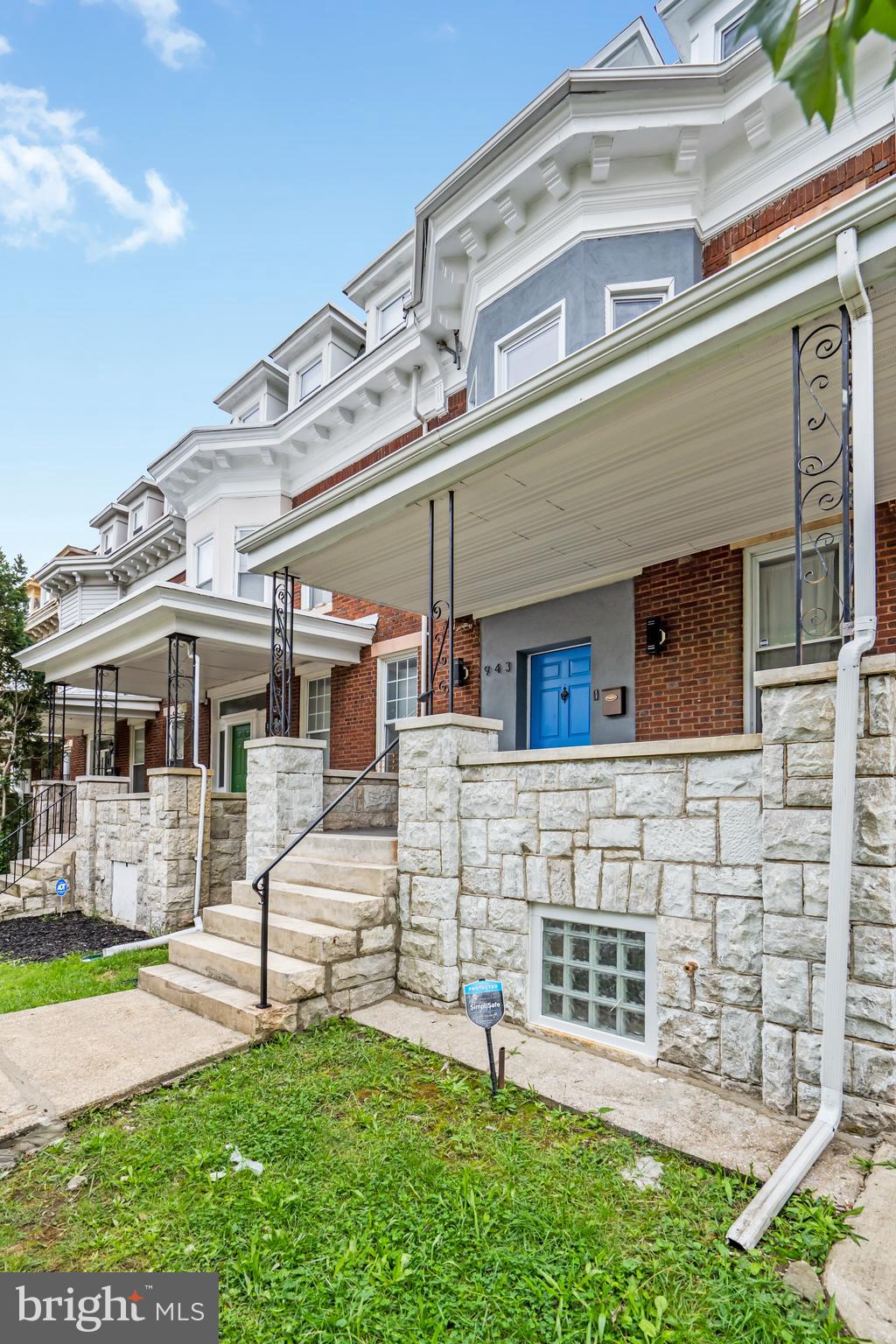 943 BROOKS LANE