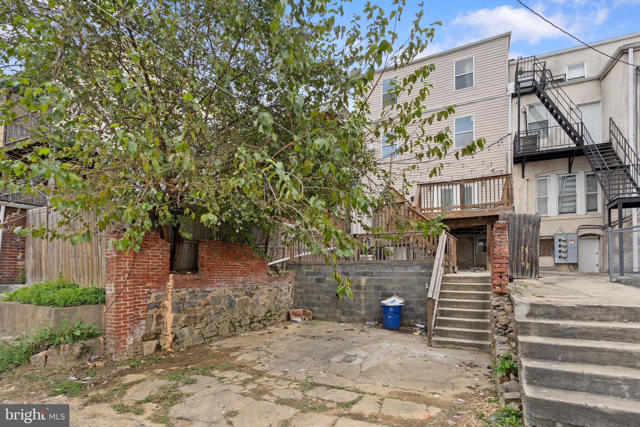 943 BROOKS LANE