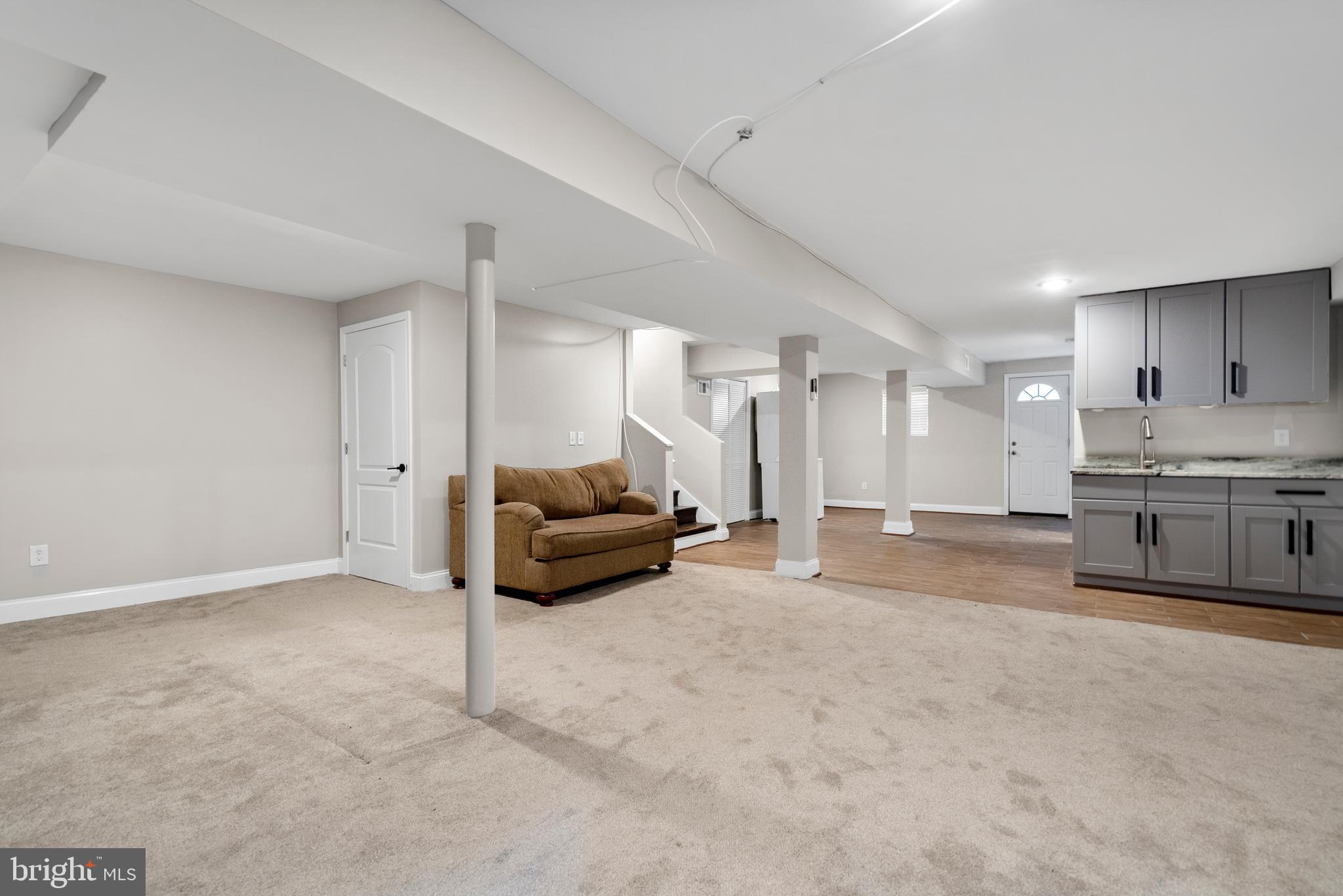 943 BROOKS LANE