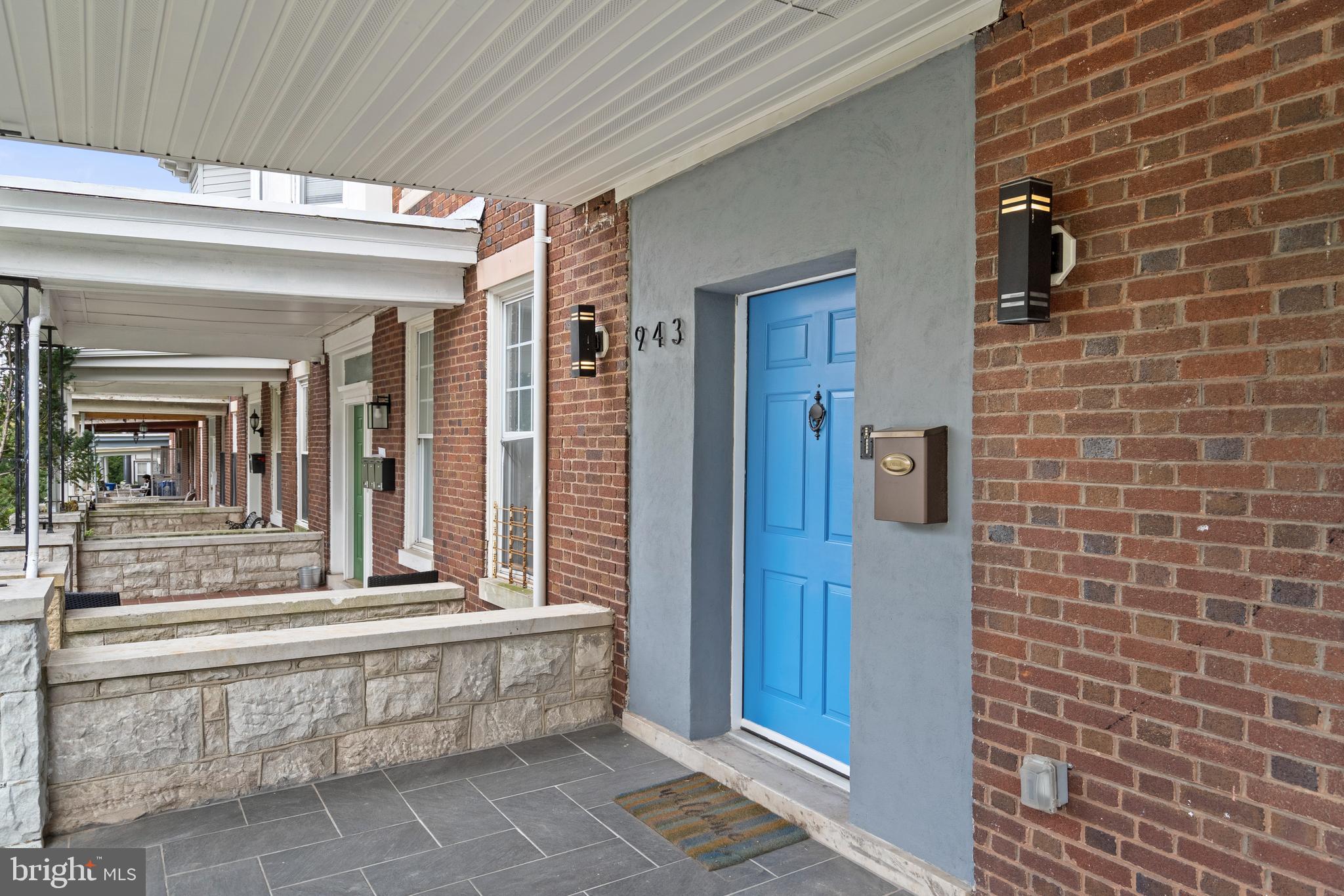943 BROOKS LANE