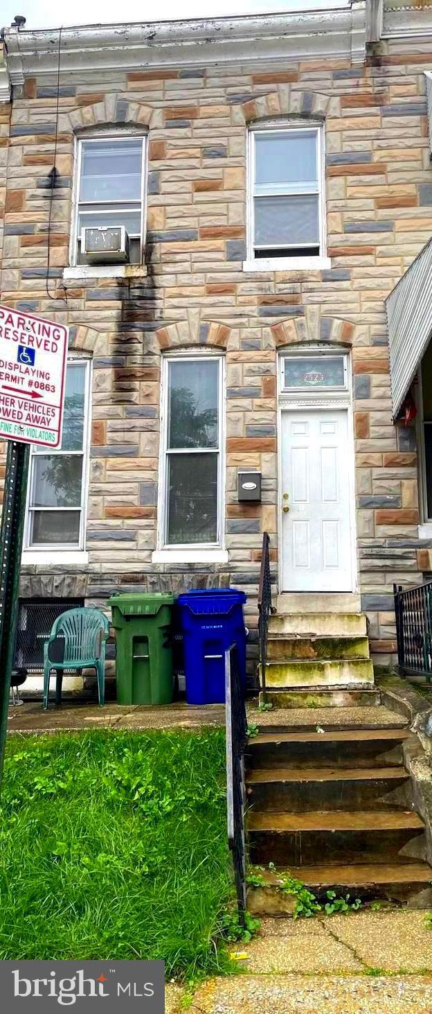 2523 HOLLINS STREET
