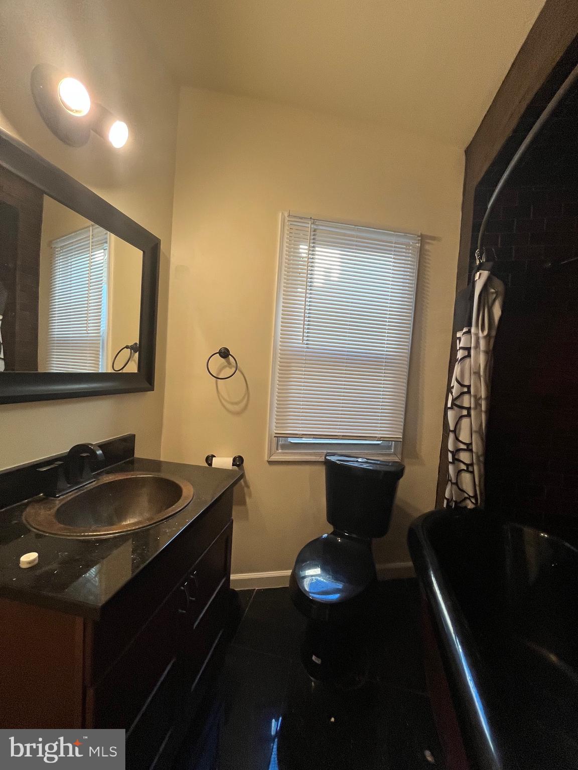 1831 W MULBERRY STREET W