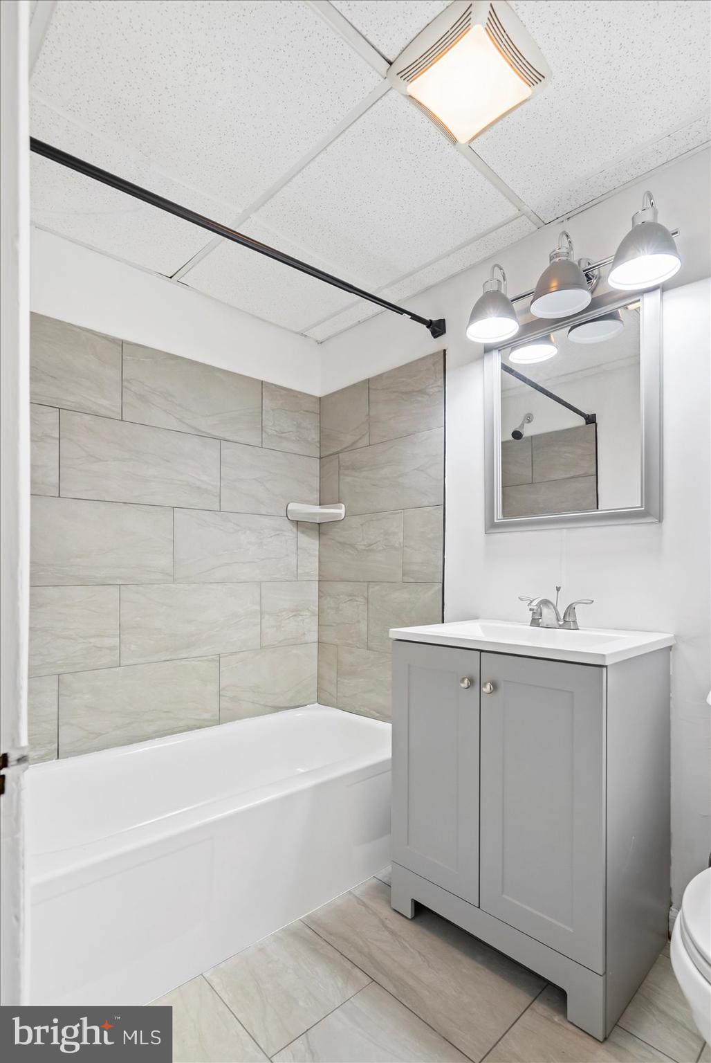 2611 E HOFFMAN STREET