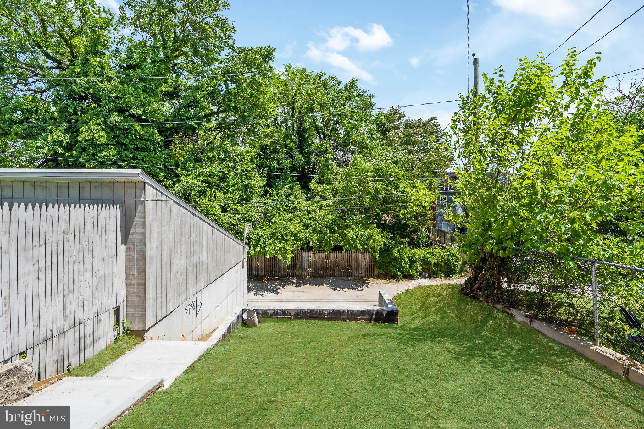 2245 LINDEN AVENUE