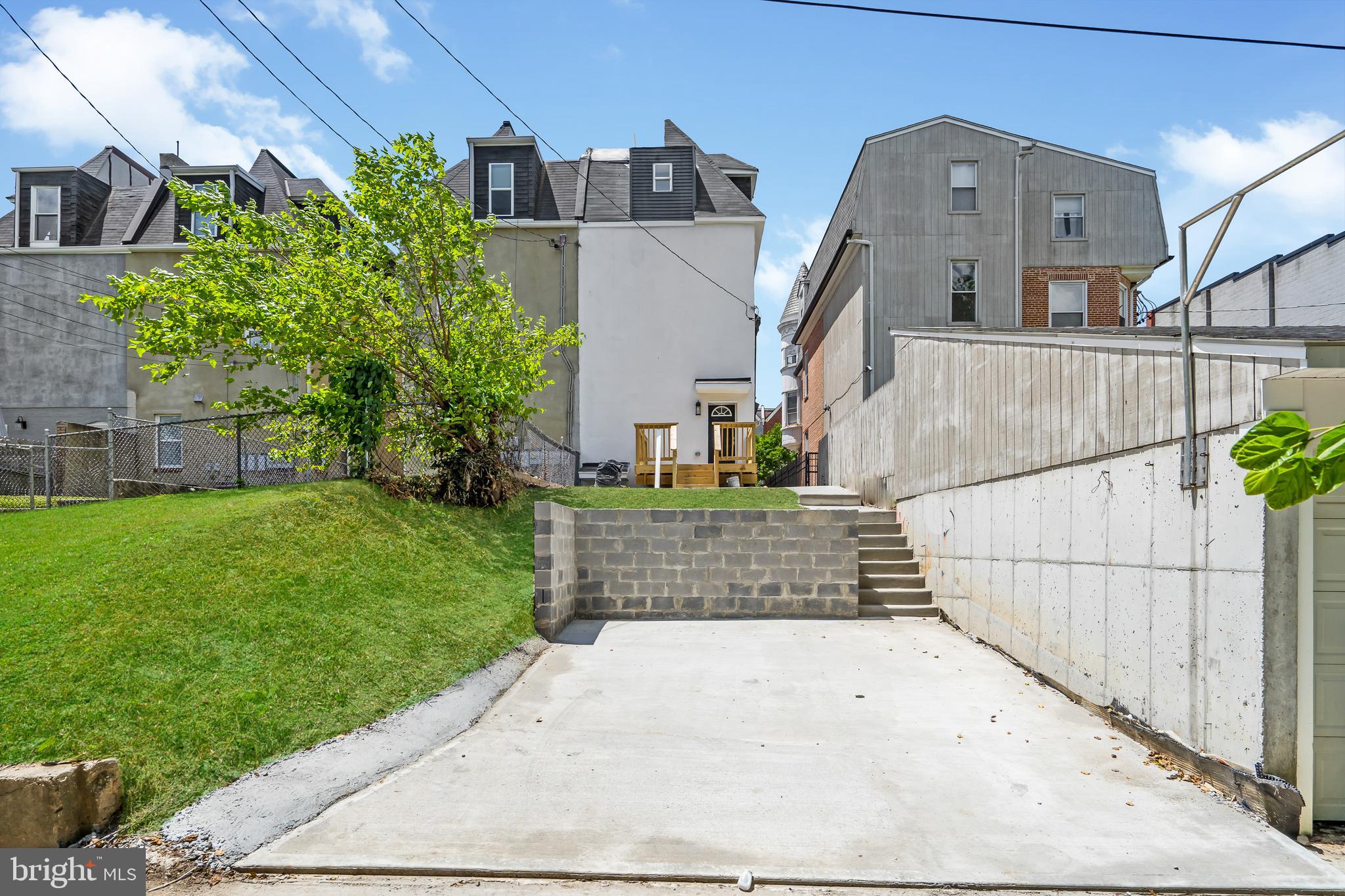 2245 LINDEN AVENUE