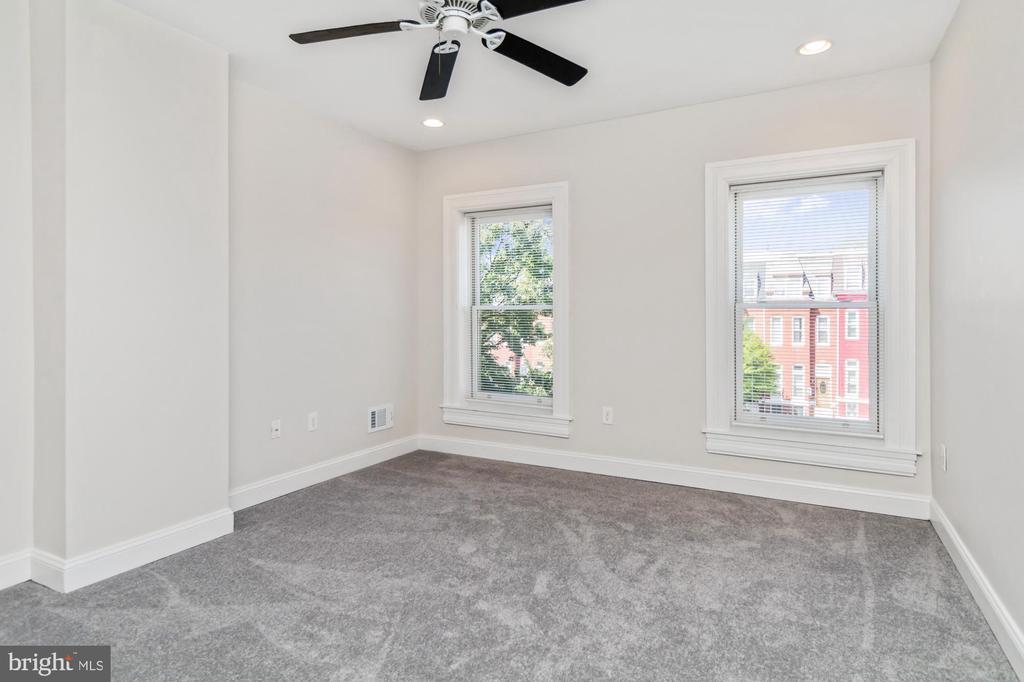 1251 N BROADWAY