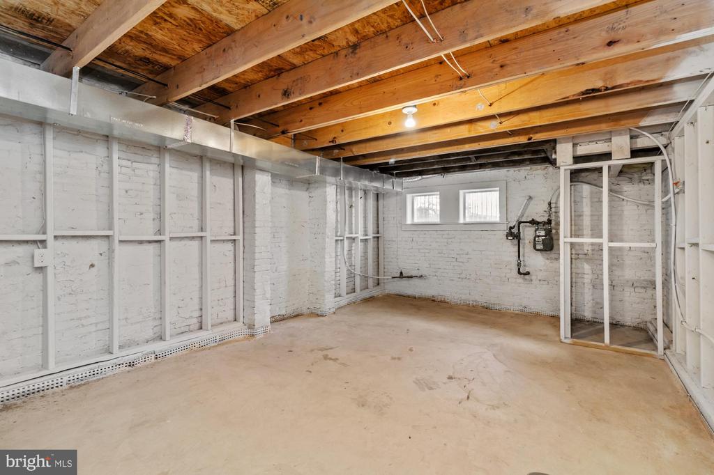 1251 N BROADWAY