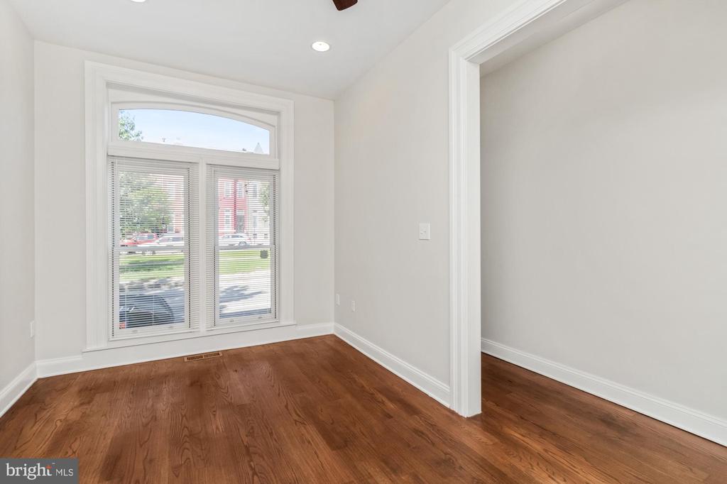 1251 N BROADWAY