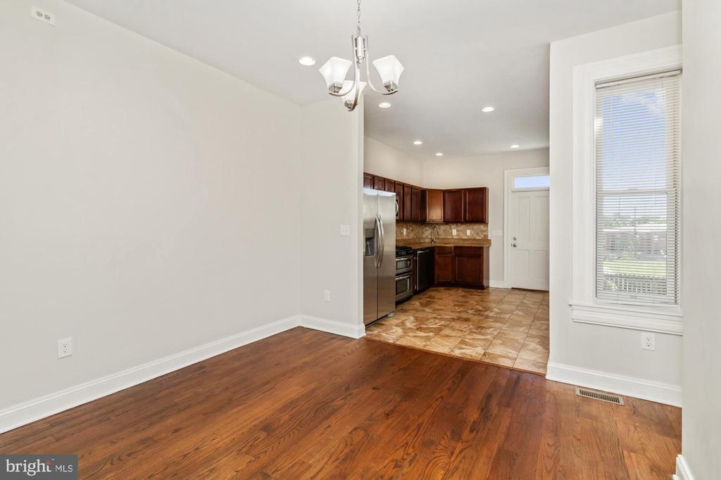 1251 N BROADWAY
