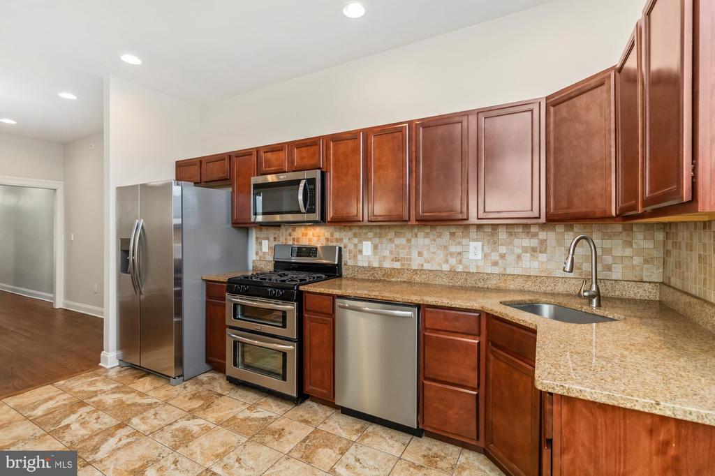 1251 N BROADWAY