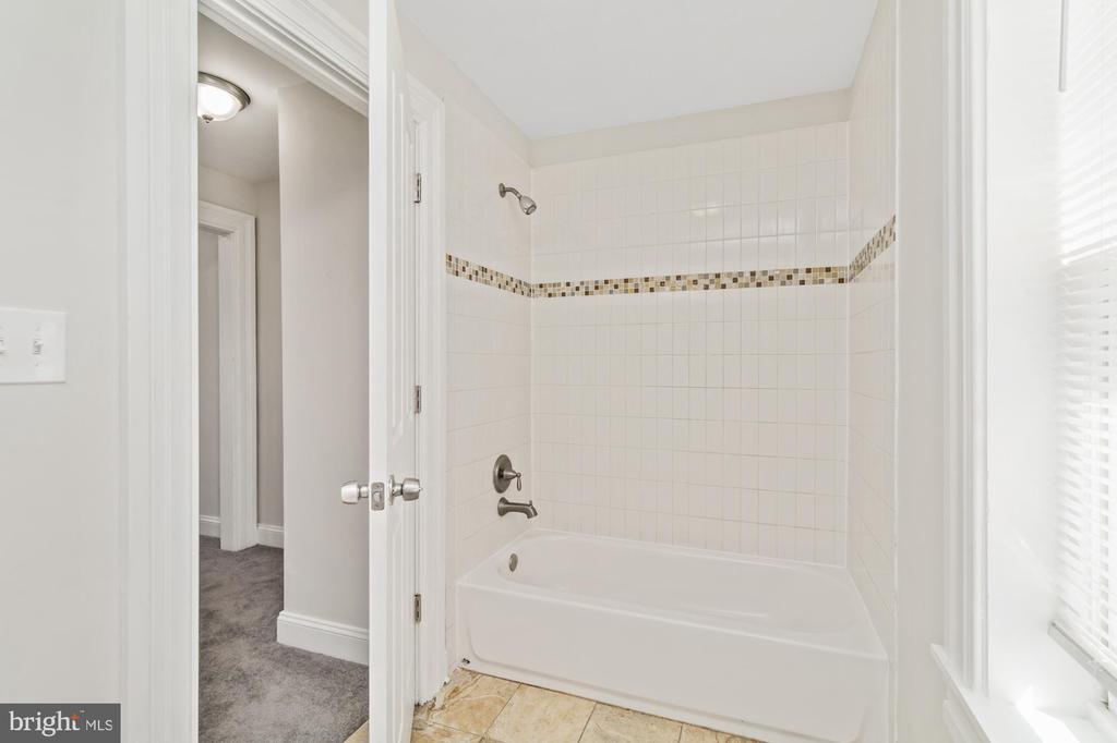 1251 N BROADWAY