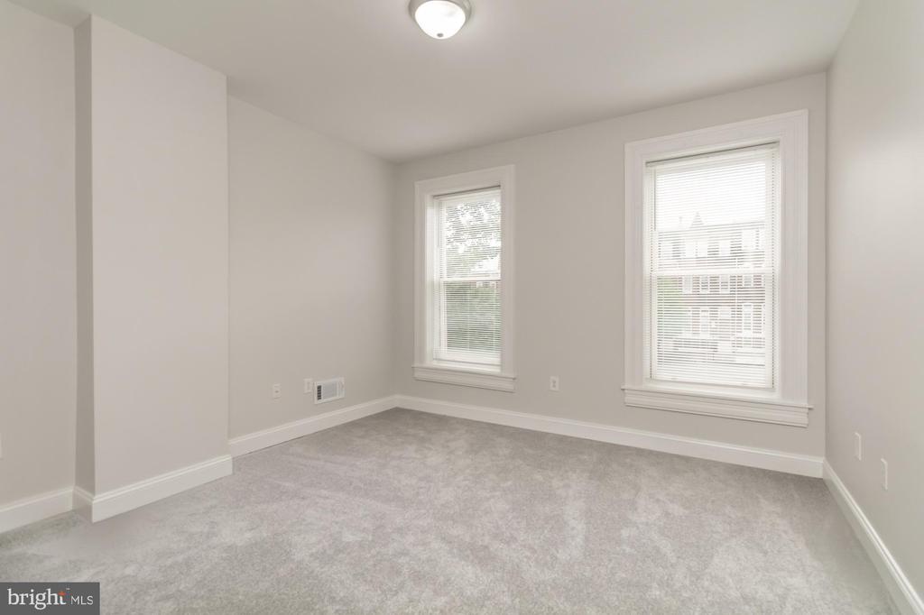 1251 N BROADWAY