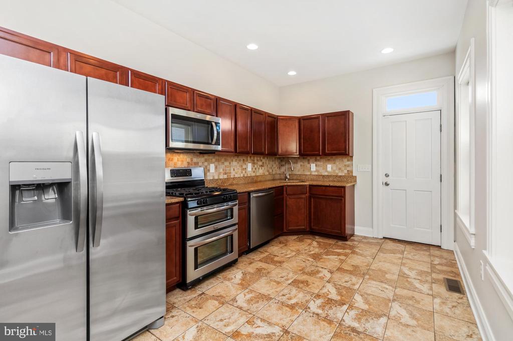 1251 N BROADWAY