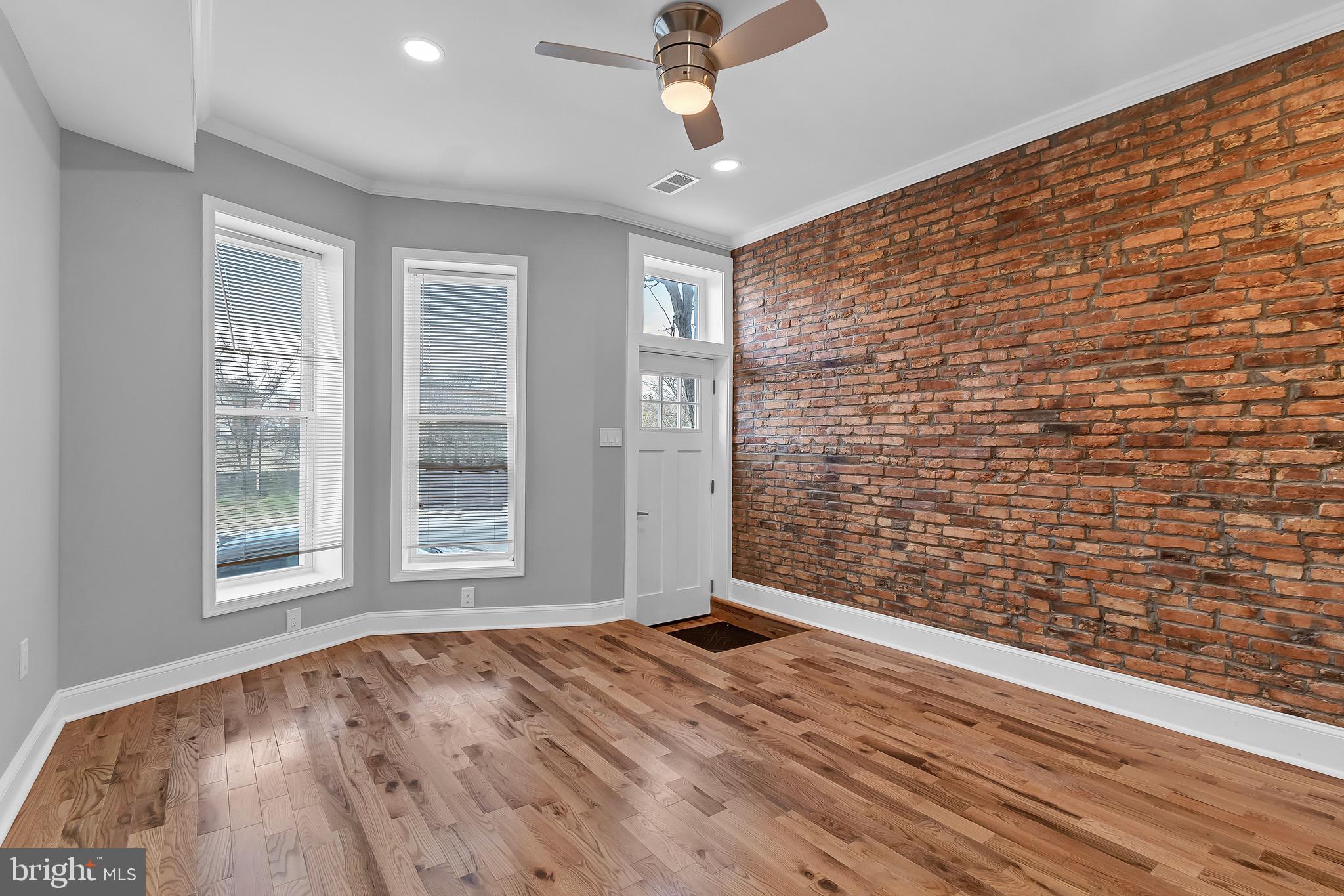 1827 W MULBERRY STREET