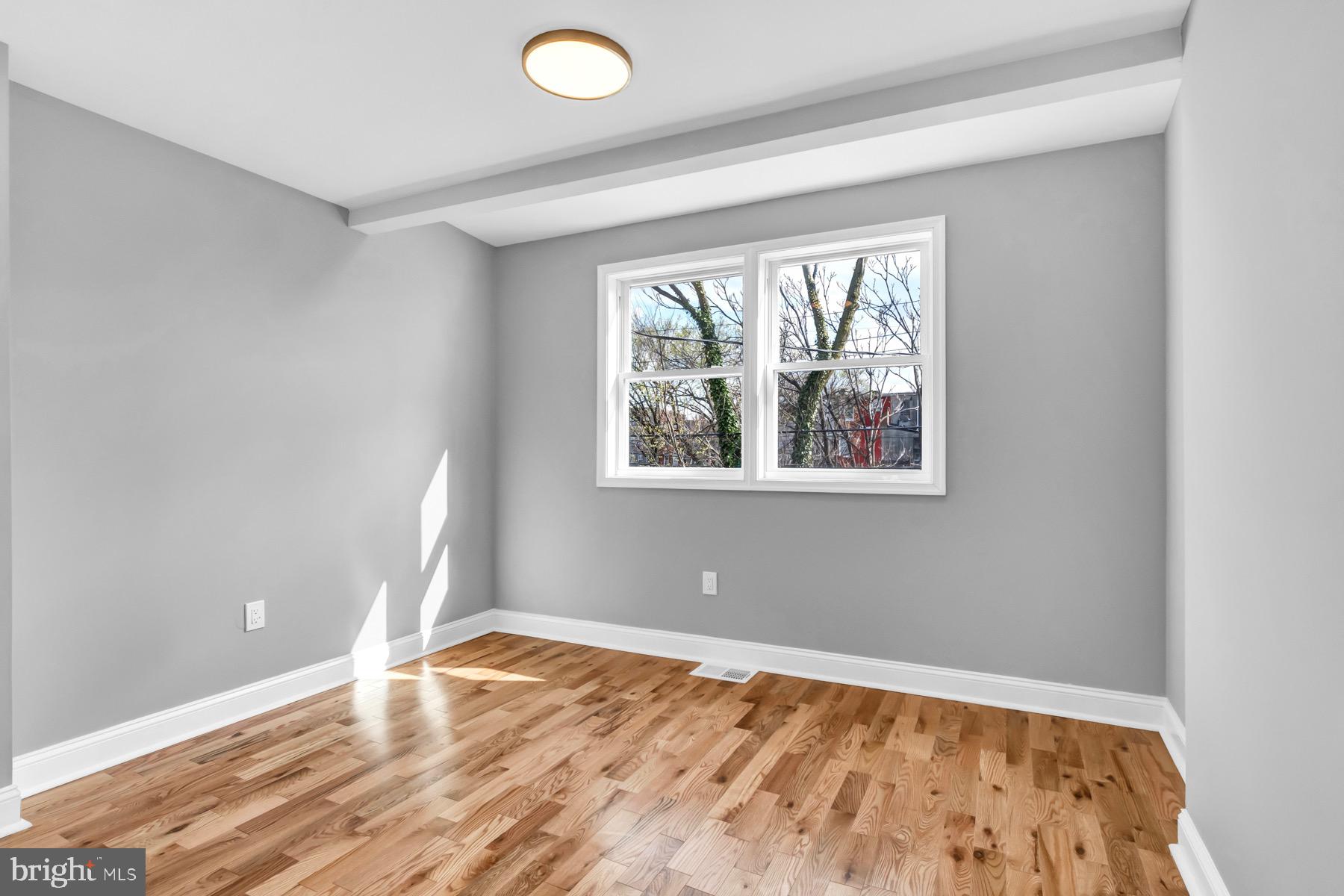 1827 W MULBERRY STREET