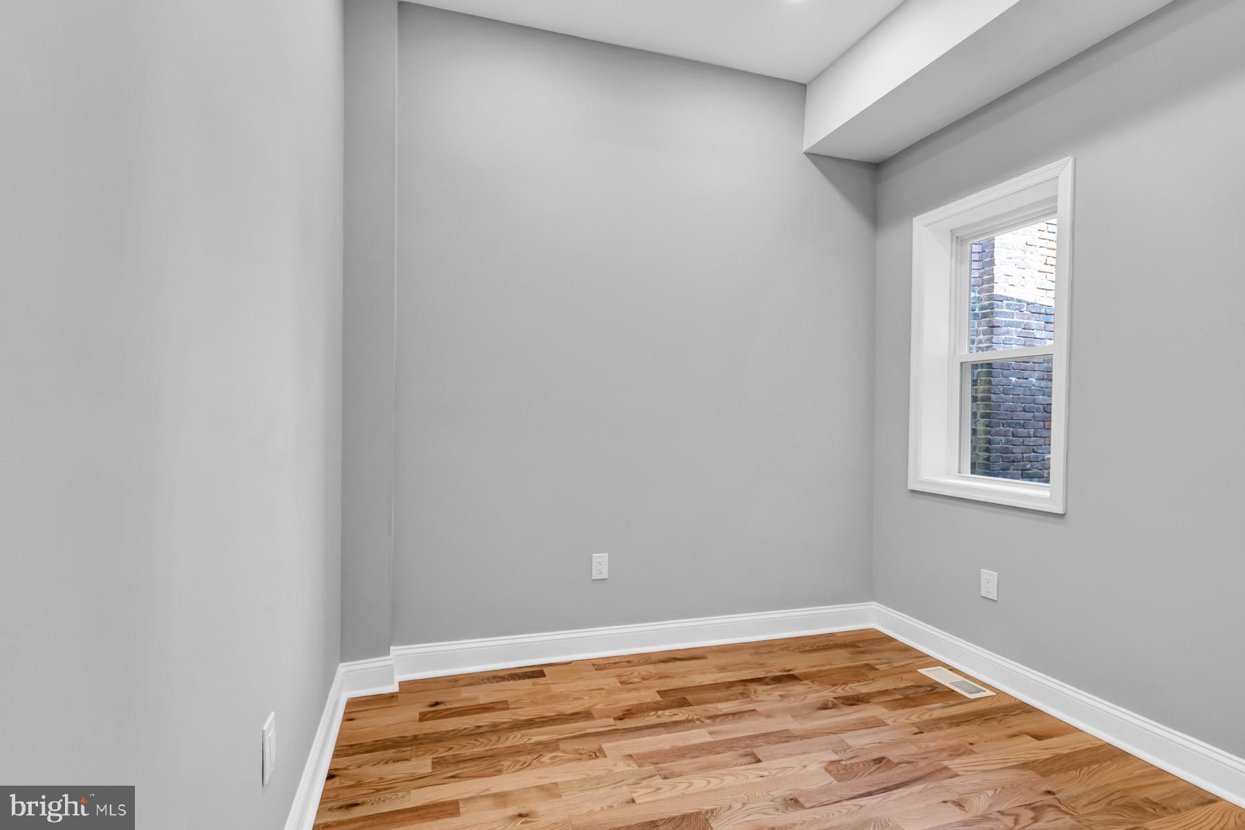 1827 W MULBERRY STREET