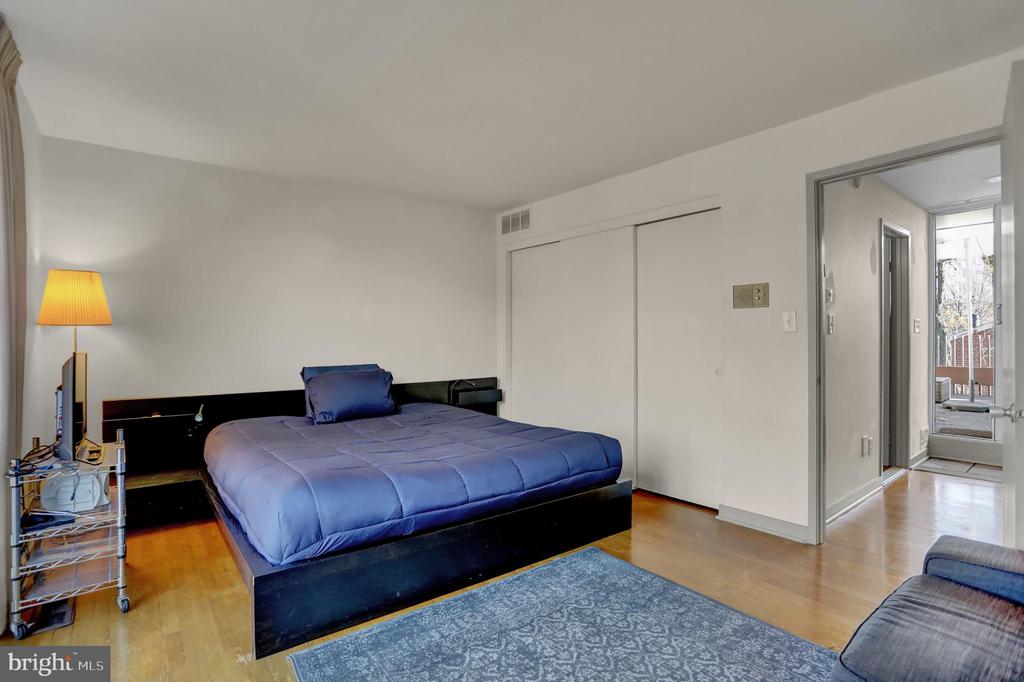 251 W LAFAYETTE AVENUE