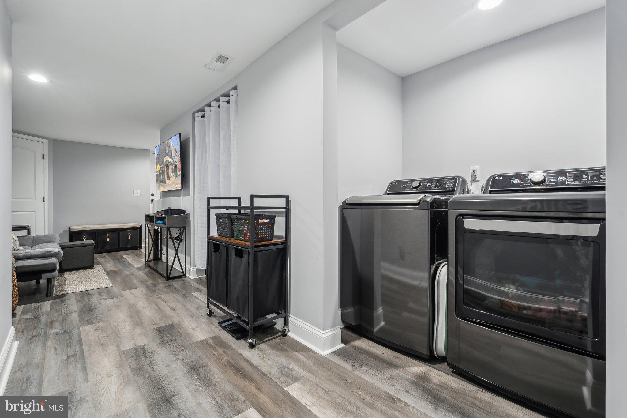 407 N LAKEWOOD AVENUE