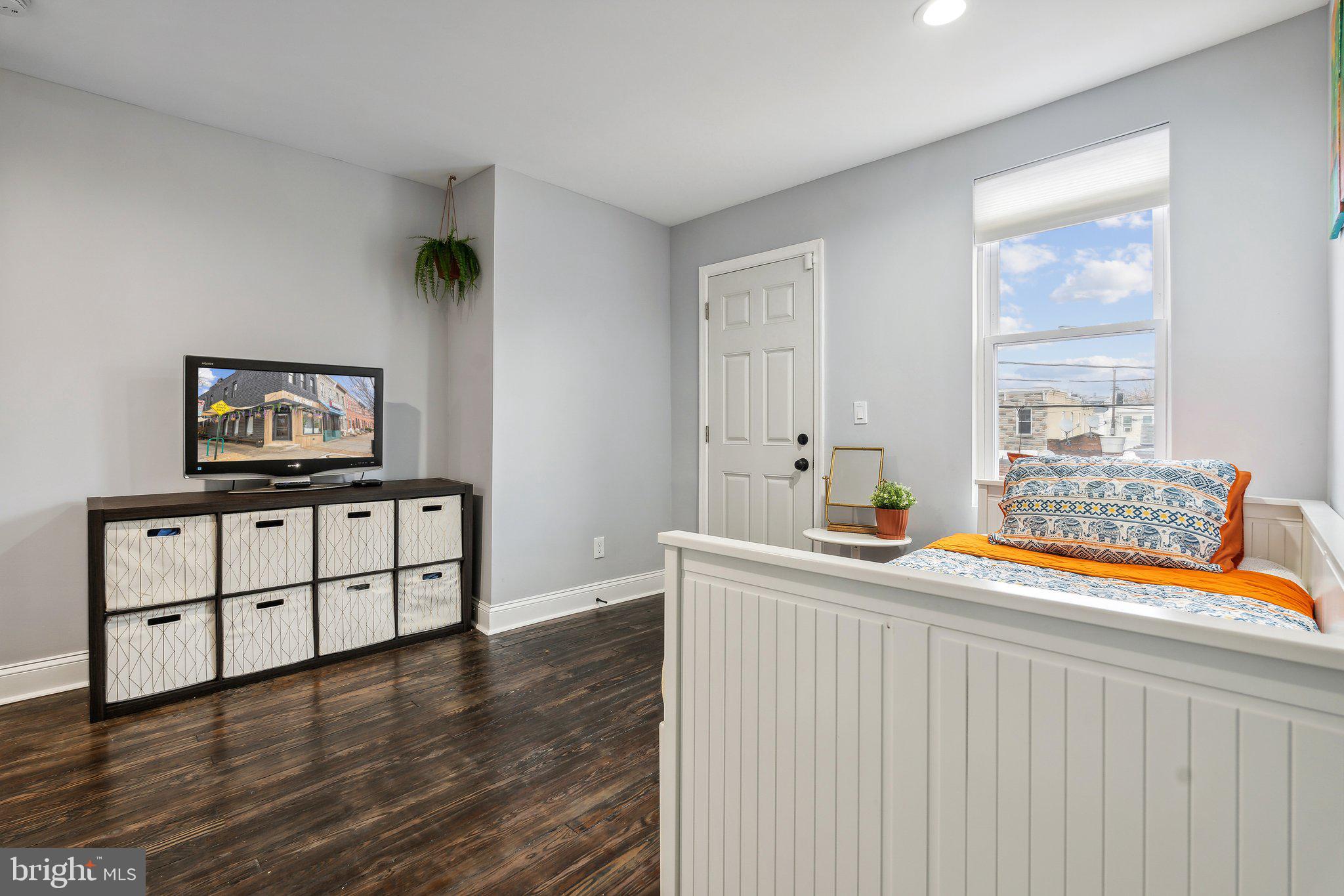 407 N LAKEWOOD AVENUE